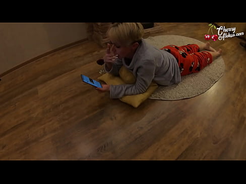 ❤️ Šialená blondínka fajčí obrovský penis a skáče na ňom - análny sex ❤❌ Porno na nás ️❤