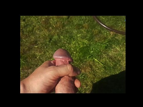 ❤️ Horúca kočka si nechá jebnúť ružovú kundičku a vystrieka sa so squirtom v letnej záhrade ❤❌ Porno na nás ️❤
