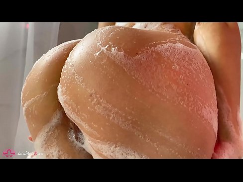 ❤️ Brunetka masturbuje kundičku s vibrátorom až do intenzívneho orgazmu v sprche ❤❌ Porno na nás ️❤