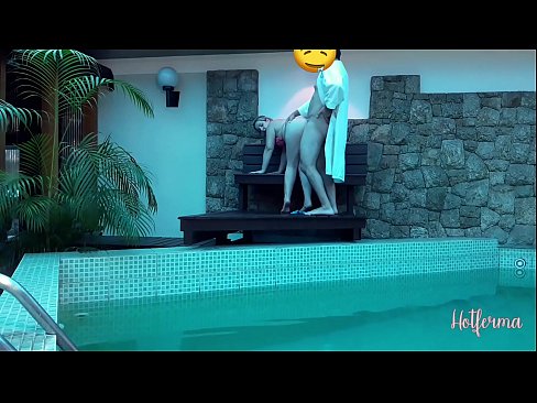 ❤️ Šéf pozve slúžku k bazénu, ale neodolala horúcemu ❤❌ Porno na nás ️❤