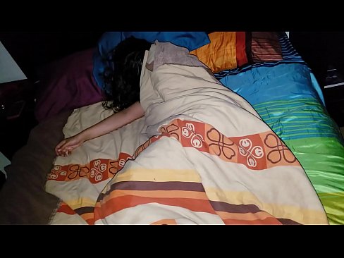 ❤️ Nevlastný syn nadáva svojej mladej nevlastnej matke, zatiaľ čo ona spí. ❤❌ Porno na nás ️❤