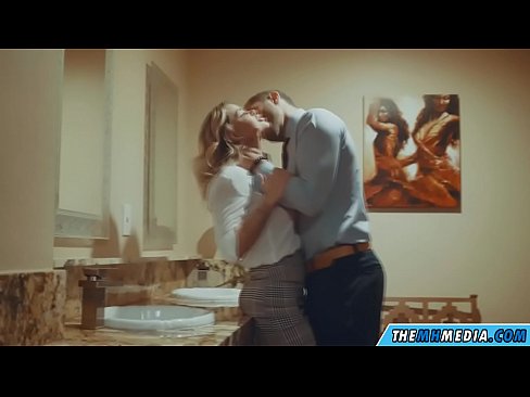 ❤️ Keď vás prsnatá blondínka zvádza na verejných toaletách ❤❌ Porno na nás ️❤
